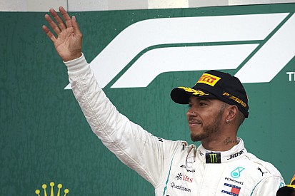 Hamilton explica comemoração “diferente” no pódio de Baku