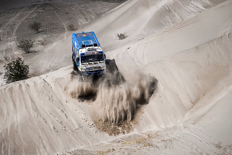 VIDEO: La etapa 12 para camiones en el Dakar