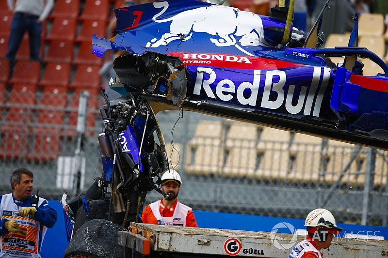 Crash pushes Hartley on brink of engine penalties