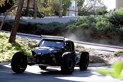 Wegpiraat scoort 26 overtredingen bij bizarre stunt met buggy