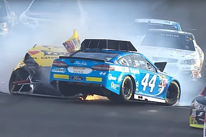 Die Crashs und der Spritpoker: Die Video-Highlights von NASCAR in Kentucky