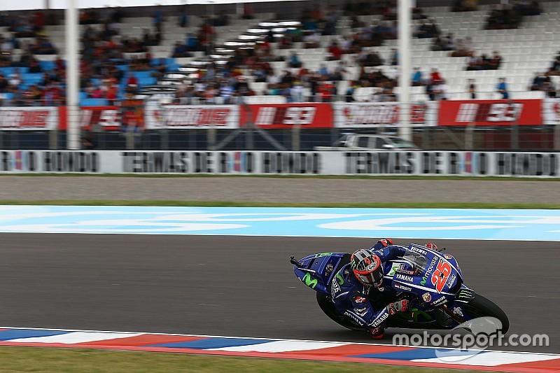Viñales y Márquez lideran una rara FP2