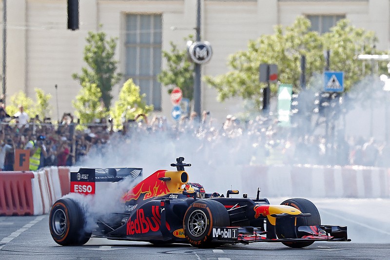 Red Bull провела демо-заїзди в Будапешті