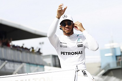 Lewis Hamilton presume su gira en China