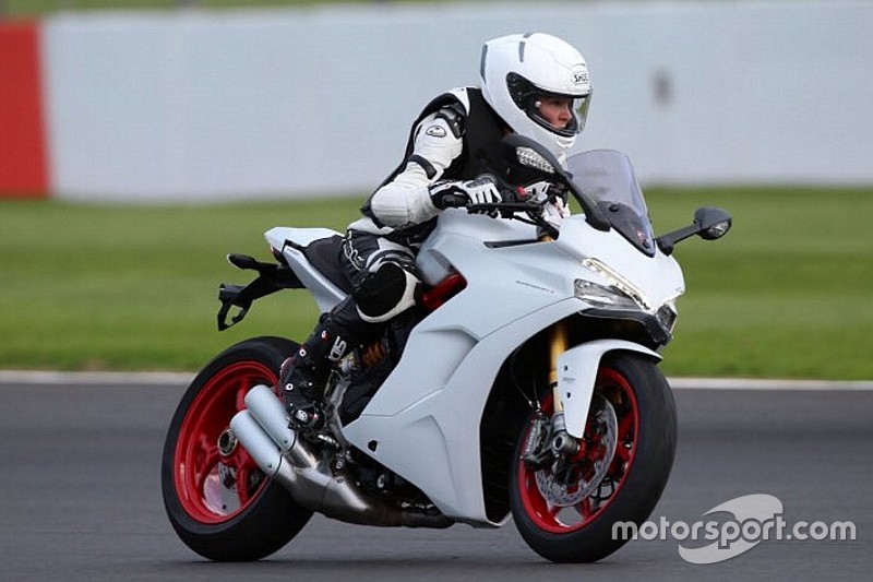 Un giro del circuito di Silverstone per l’attivista disabile Claire Lomas