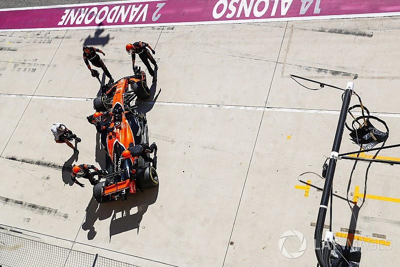 Mint mindig: Alonso ismét motorhiba miatt mérgelődik
