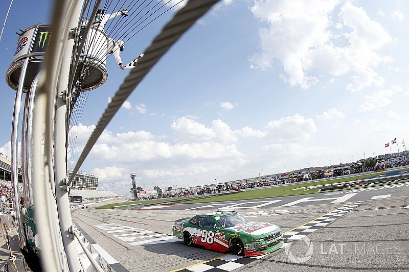 Harvick ganó en Atlanta la Xfinity Series con tranquilidad