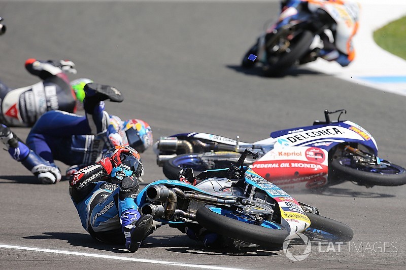 Жуть в Moto3 и горящий байк Рабата: лучшее гоночное видео уик-энда