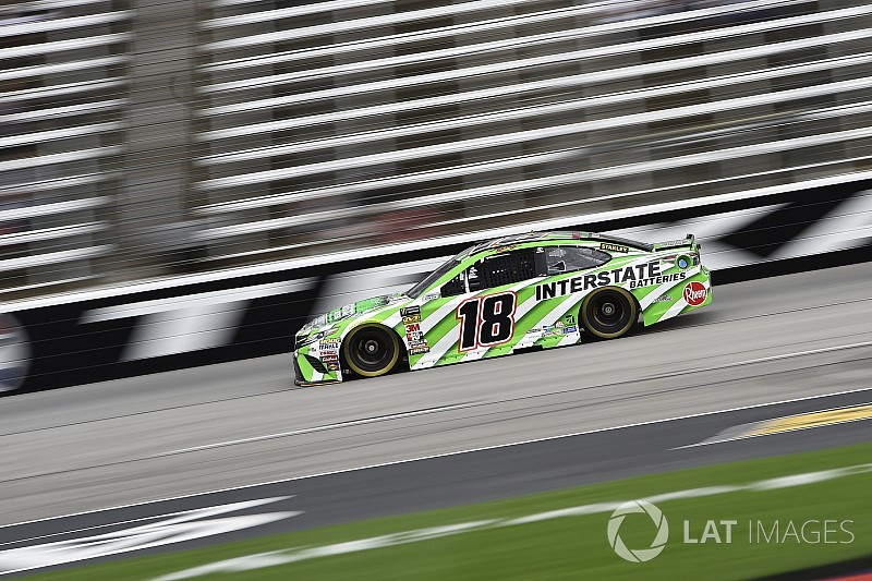 Kyle Busch vence a su hermano Kurt en la etapa 2 en Texas