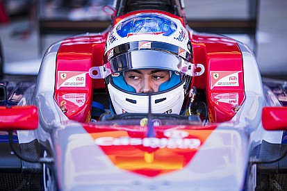 Giuliano Alesi al comando nelle Libere di Silverstone