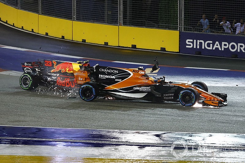McLaren: Egy sima, egy fordított Szingapúrban