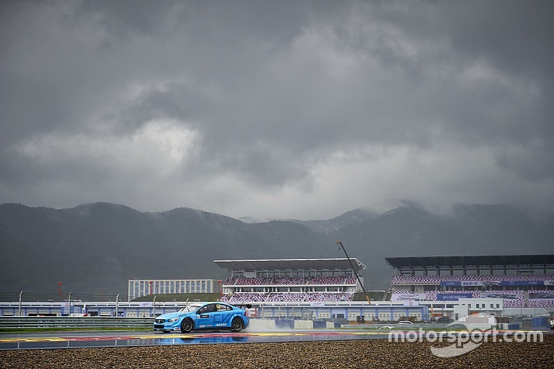 WTCC в Китаї: друга гонка скасована через дощ