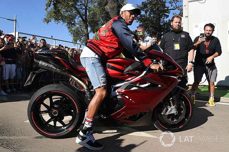 Video: Hamilton op een racemotor: