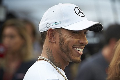 Hamilton felcsapott dadának