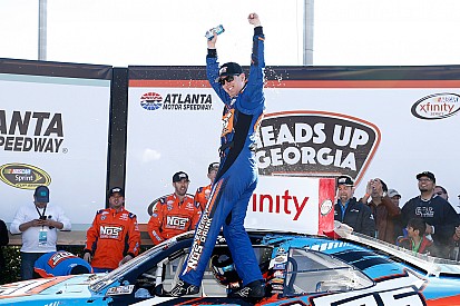 Kyle gana en Atlanta; Suárez asciende a sublíder de temporada de Xfinity