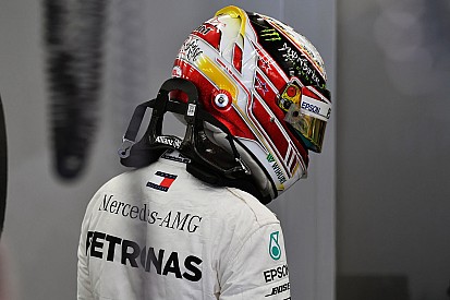 Хэмилтон не смог объяснить отставание Mercedes от Ferrari