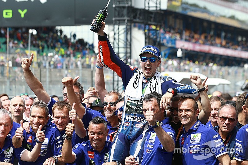 Lorenzo se impone en Le Mans y Rossi es segundo