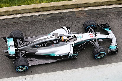 Hamilton rijdt eerste meters met nieuwe Mercedes W08