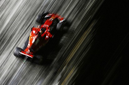 Videón Vettel domináns pole köre Szingapúrból