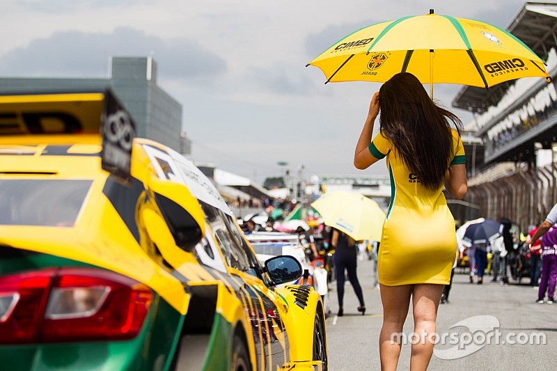 Grid girls abrilhantam Corrida de Duplas da Stock Car