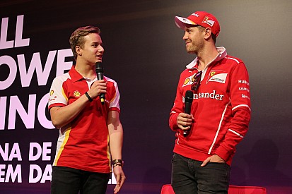 Vettel exalta potencial de jovem kartista brasileiro
