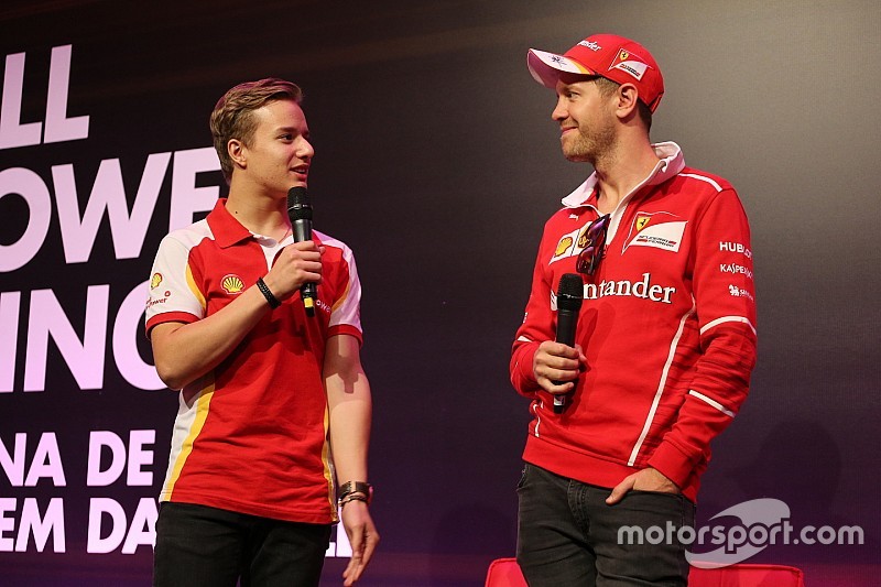 Vettel exalta potencial de jovem kartista brasileiro
