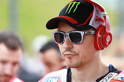 Lorenzo ikut berduka atas kepergian Chester Bennington
