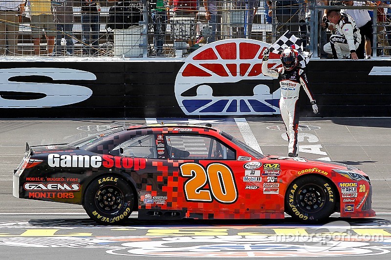 Erik Jones domina en Texas y gana en Xfinity