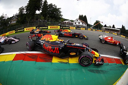Räikkönen és Ricciardo szenzációs kettős előzése Bottas ellen