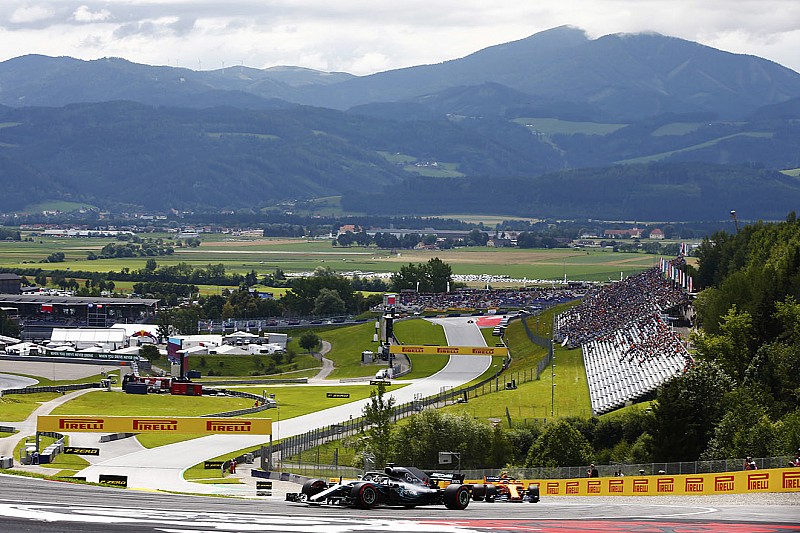 Hamilton snelste in eerste training Oostenrijk, derde tijd Verstappen