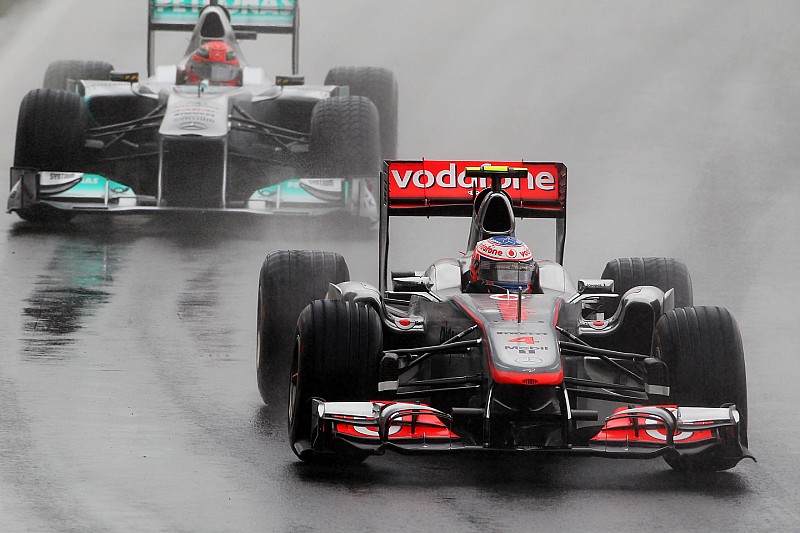 Vettel drámai módon bukja el a győzelmet Button ellen Kanadában