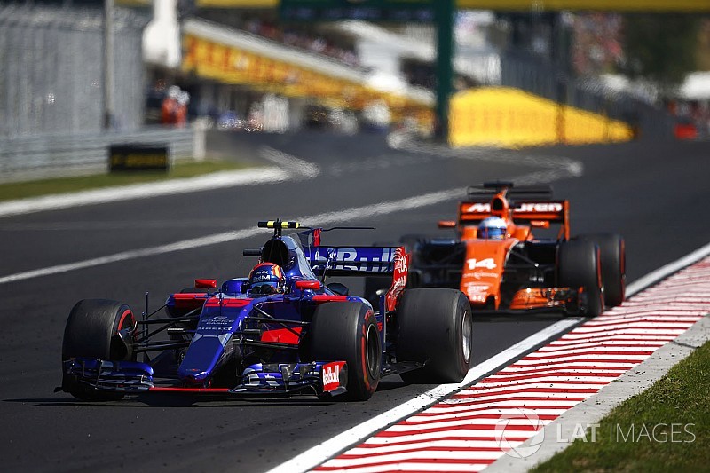 Sainz destaca aprendizado em batalhas na pista com Alonso