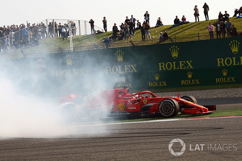 Képeken Vettel súlyosan megsérült padlólemeze Kínából
