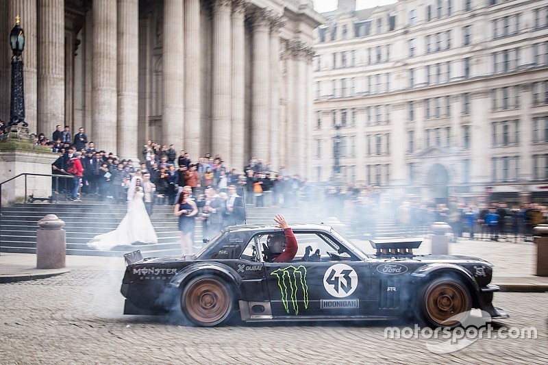 Foto's: Top Gear-ster Matt LeBlanc en Ken Block driften door Londen