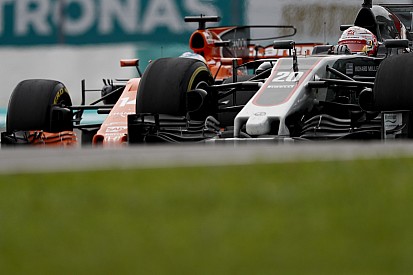 Videón, ahogy Alonso helyrerakja Magnussent Malajziában