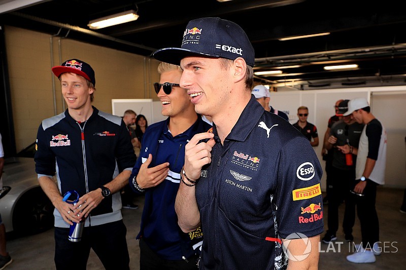 Verstappen szerint ő már követni sem tudja, mi mindent csinál Hamilton a pályán kívül