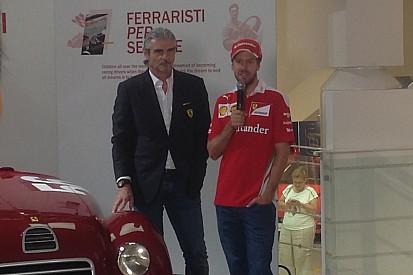 Vettel inaugura a Maranello la mostra "Ferraristi per Sempre"