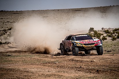 Peterhansel vence, passa Al-Attiyah e se aproxima de Sainz
