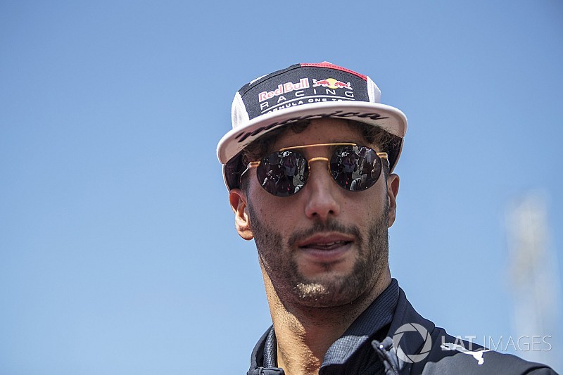Ricciardo, Red Bull'un 2018'de Mercedes ve Ferrari ile yarışmasını umuyor