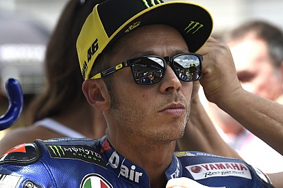 Rossi é hospitalizado após acidente em treino de enduro