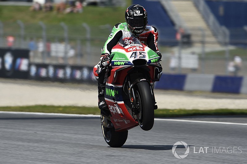 Redding vola sul bagnato e porta l'Aprilia RS-GP in seconda posizione dietro a Marquez