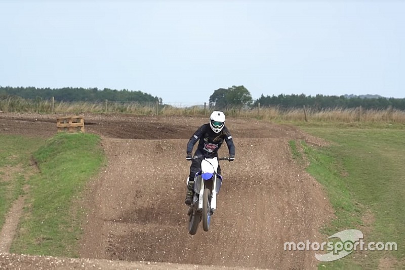 Video: Van der Mark proeft van motorcross met Yamaha