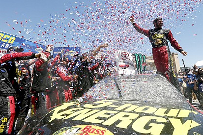 Truex tem estratégia perfeita e vence em Sonoma