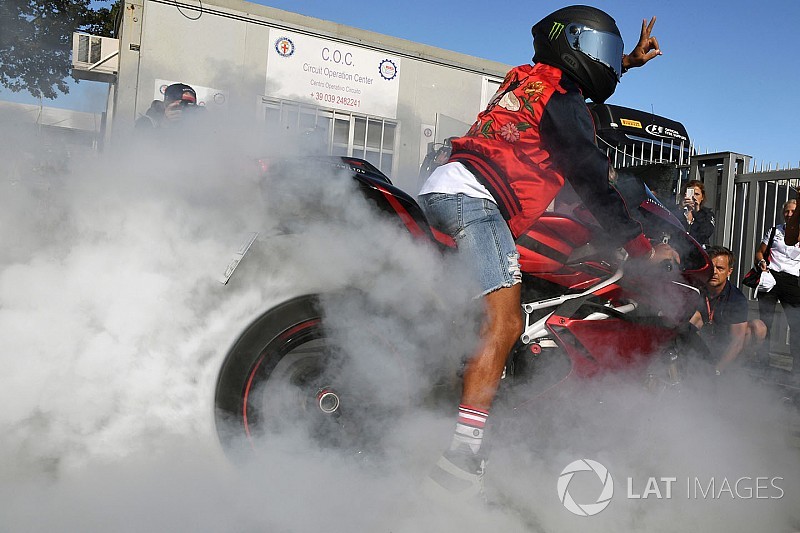 Hamilton menő sportmotorja Monzából