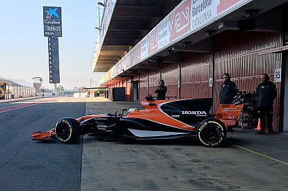 Новая машина McLaren дебютировала на трассе
