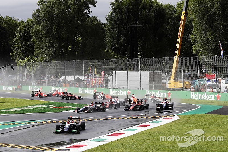 Бекман выиграл субботнюю гонку GP3 на сырой трассе