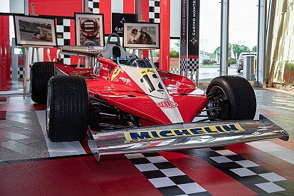Jacques Villeneuve demonstreert Ferrari van vader Gilles uit 1978
