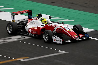 Schumacher logra la victoria en Silverstone