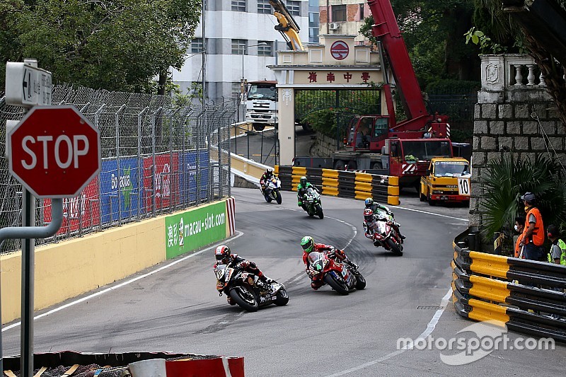 Motorrad in Macao: Rennabbruch nach schwerem Unfall