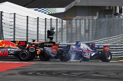 Alonso üzgün, Verstappen debriyajı suçluyor